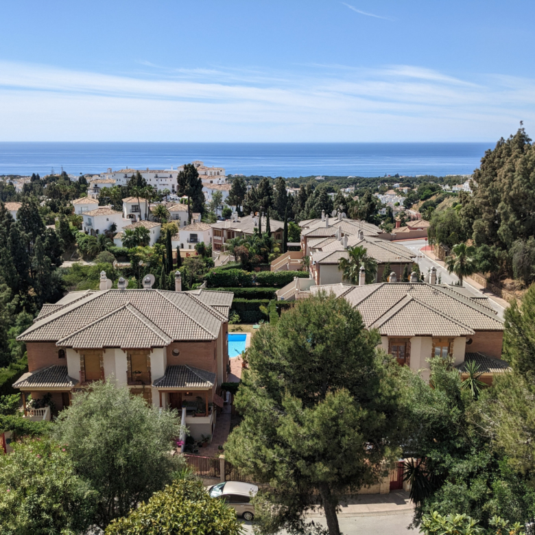 Ein Duplex-Penthouse mit dem atemberaubendsten Panoramablick auf das Meer in Calahonda.