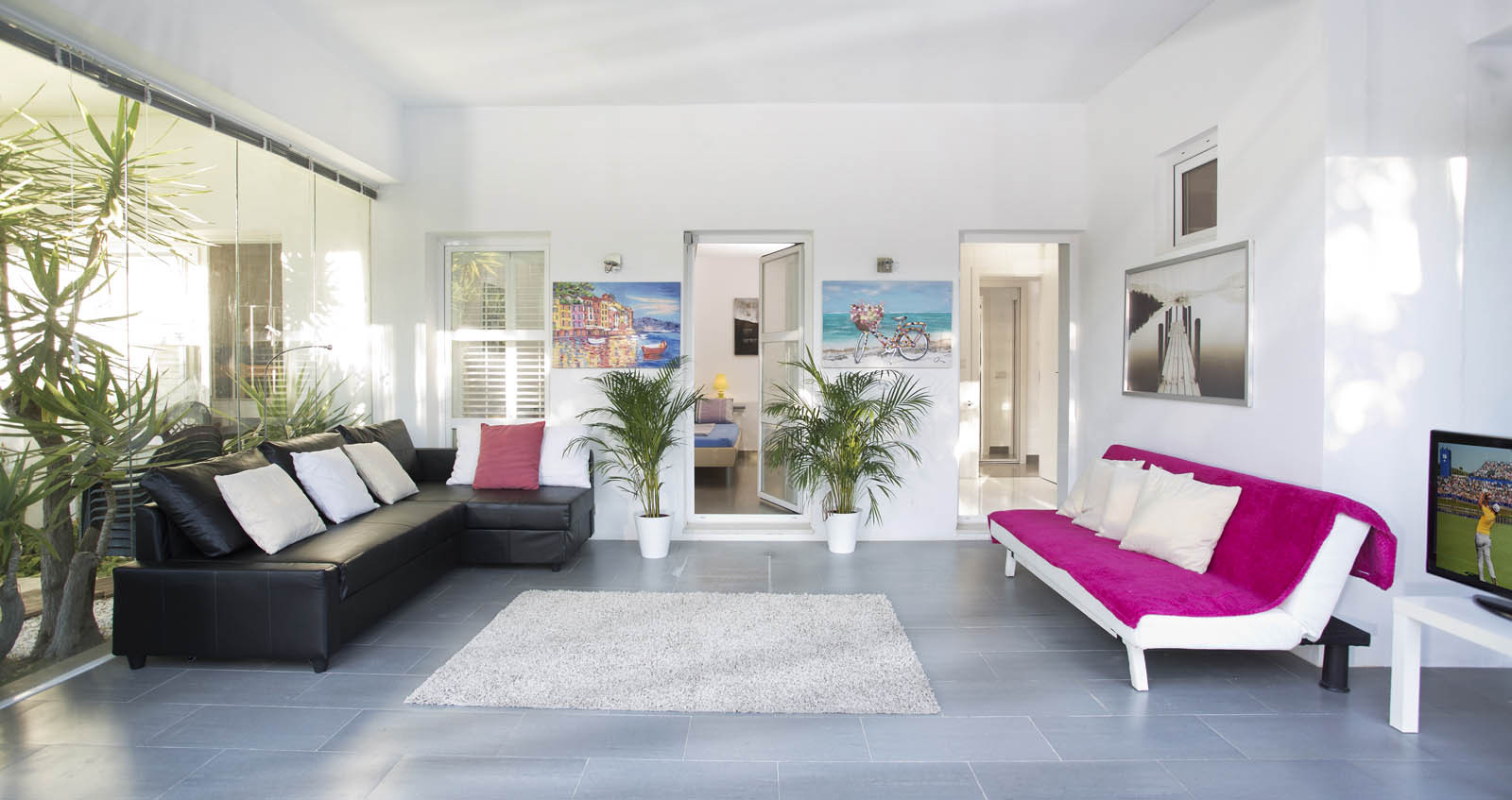 Nestled in lush green surroundings and just a short walk from Elviria's amenities, this unique villa is an ideal opportunity for both living and business.