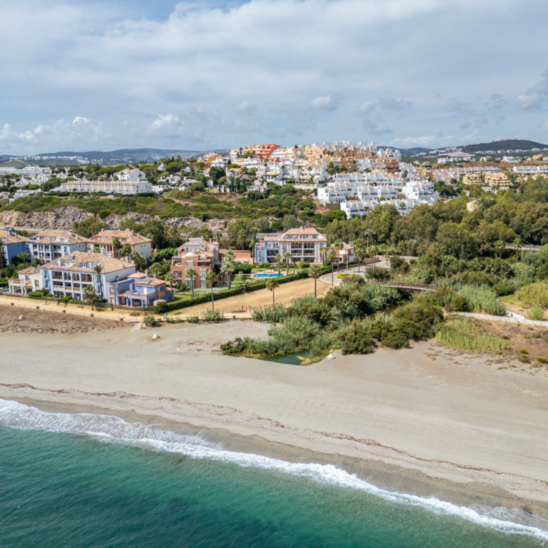 Einzigartige Strandvilla in erster Reihe in La Perla de la Bahía, Casares