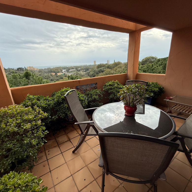 Elegant 2-Bedroom Apartment with Sea Views