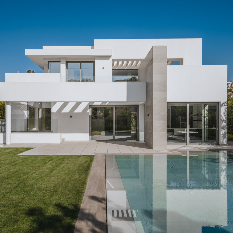 Elegant Contemporary Villa with 5 En-Suite Bedrooms in El Paraíso, New Golden Mile, Marbella