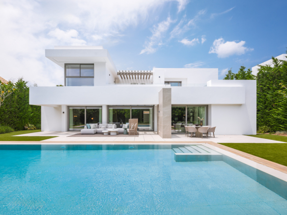 Elegant Contemporary Villa with 5 En-Suite Bedrooms in El Paraíso, New Golden Mile, Marbella