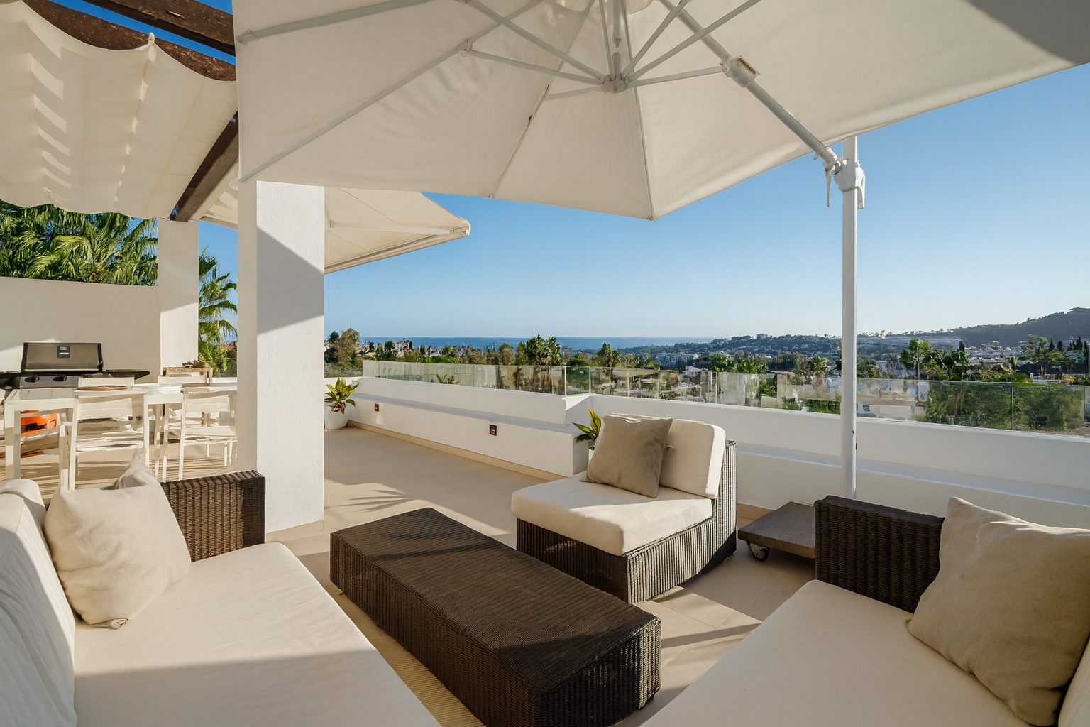 Elegant duplex penthouse in Aloha Marbella with 3 bedrooms
