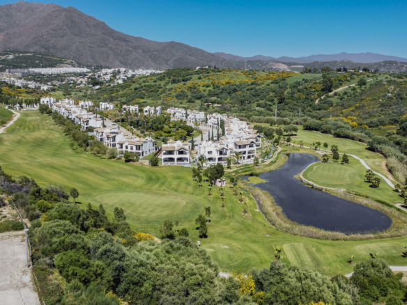 Elegante 4-Zimmer-Doppelhaushälfte in Azata Golf, Estepona | See & Panorama Ansichten