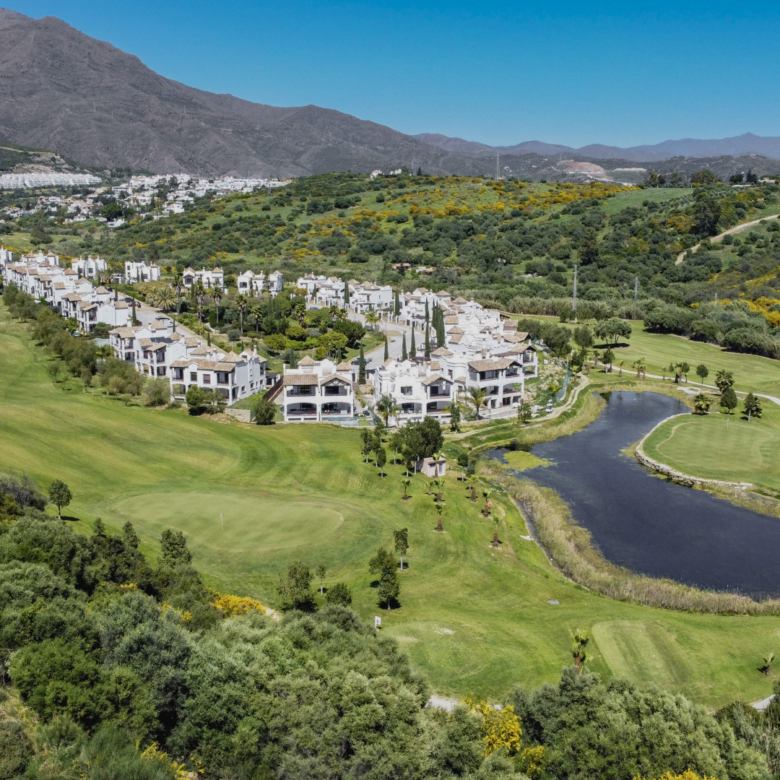 Elegante 4-Zimmer-Doppelhaushälfte in Azata Golf, Estepona | See & Panorama Ansichten