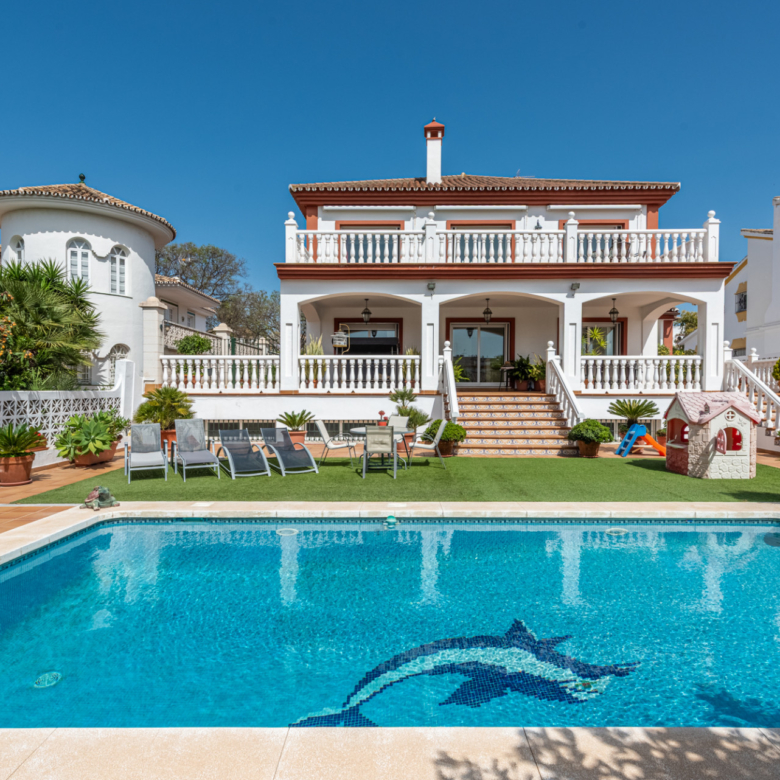 Elegante Villa im Zentrum von San Pedro! Mit 3 separaten Apartments und Garage für 10 Autos.