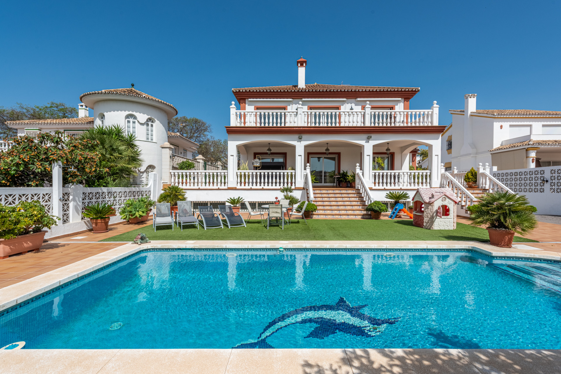 Elegante Villa im Zentrum von San Pedro Mit 3 separaten Apartments und Garage fur 10 Autos