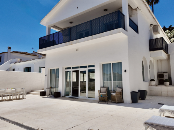 Elegante Villa mit 4 Schlafzimmern und Bergblick in Nueva Andalucía, Marbella