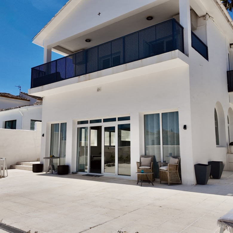Elegante Villa mit 4 Schlafzimmern und Bergblick in Nueva Andalucía, Marbella