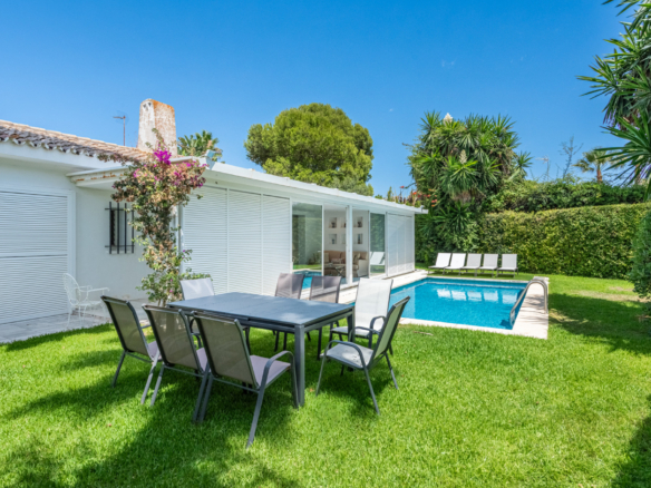 Elegante, halb freistehende Strandvilla mit starker Investitionsattraktivität in Los Monteros, Marbella Ost – nur 150 m vom Strand entfernt