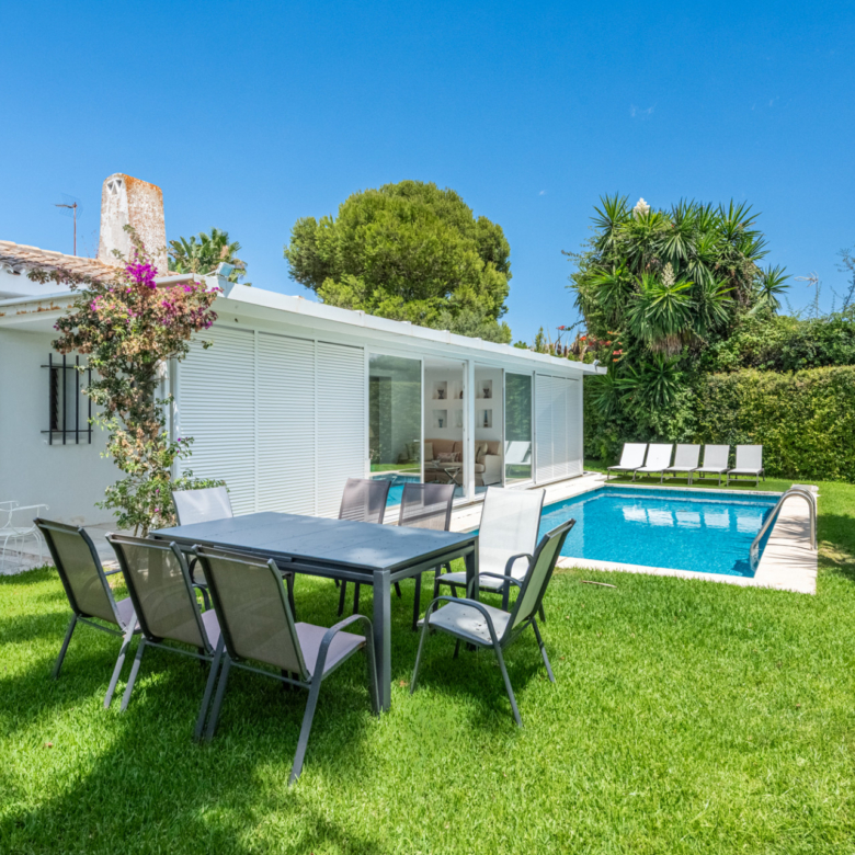 Elegante, halb freistehende Strandvilla mit starker Investitionsattraktivität in Los Monteros, Marbella Ost – nur 150 m vom Strand entfernt