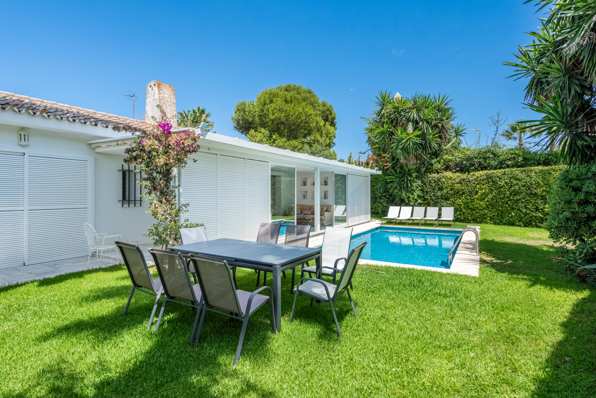 Elegante halb freistehende Strandvilla mit starker Investitionsattraktivitat in Los Monteros Marbella Ost – nur 150 m vom Strand entfernt