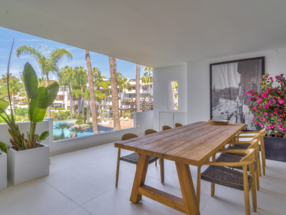 Elegantly Renovated 3-Bedroom Beach Apartment in Marina Puente Romano, Marbella Golden Mile
