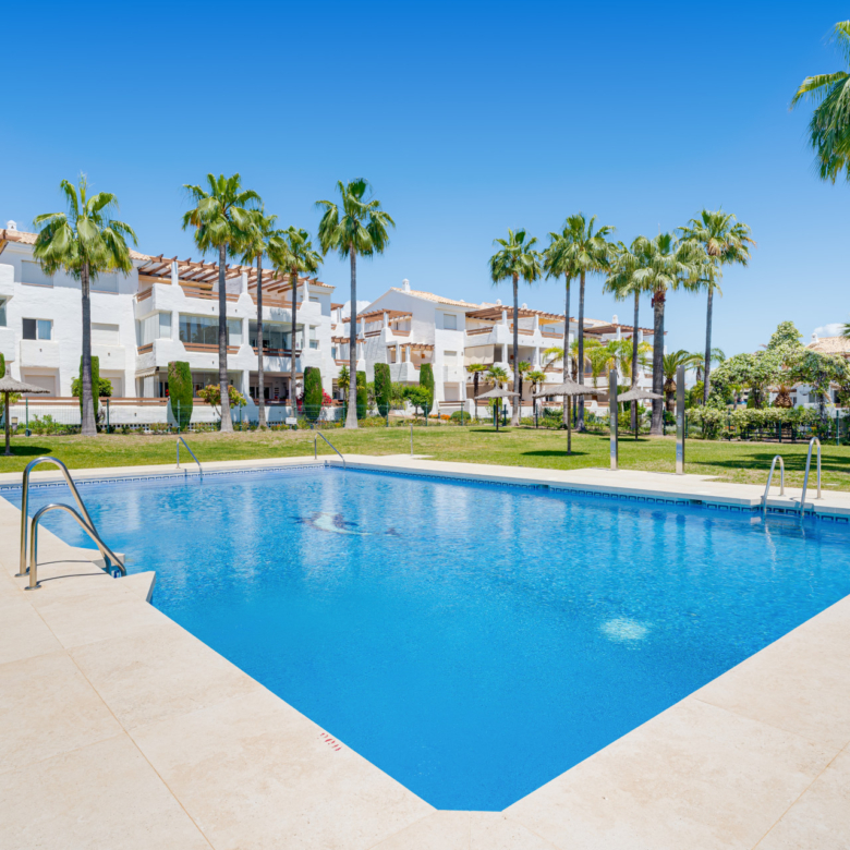 Elegantní, tři ložnice byt v prvním patře se nachází v uzavřené komunitě Selwo Hills, Estepona