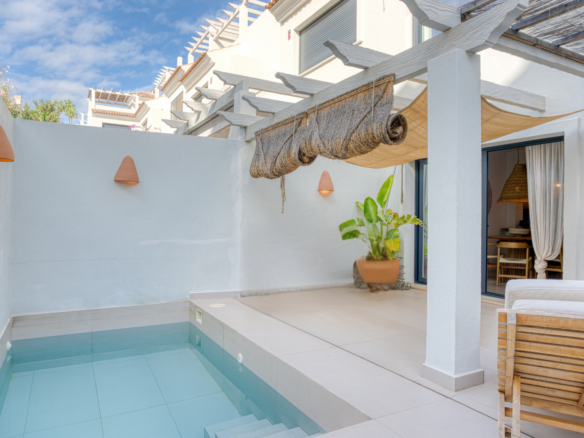 Elegantní, tři ložnice dům se nachází v uzavřené komunitě Agra Residencial, Estepona