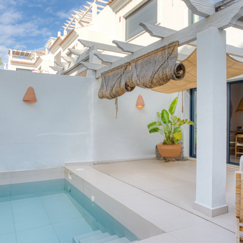 Elegantní, tři ložnice dům se nachází v uzavřené komunitě Agra Residencial, Estepona