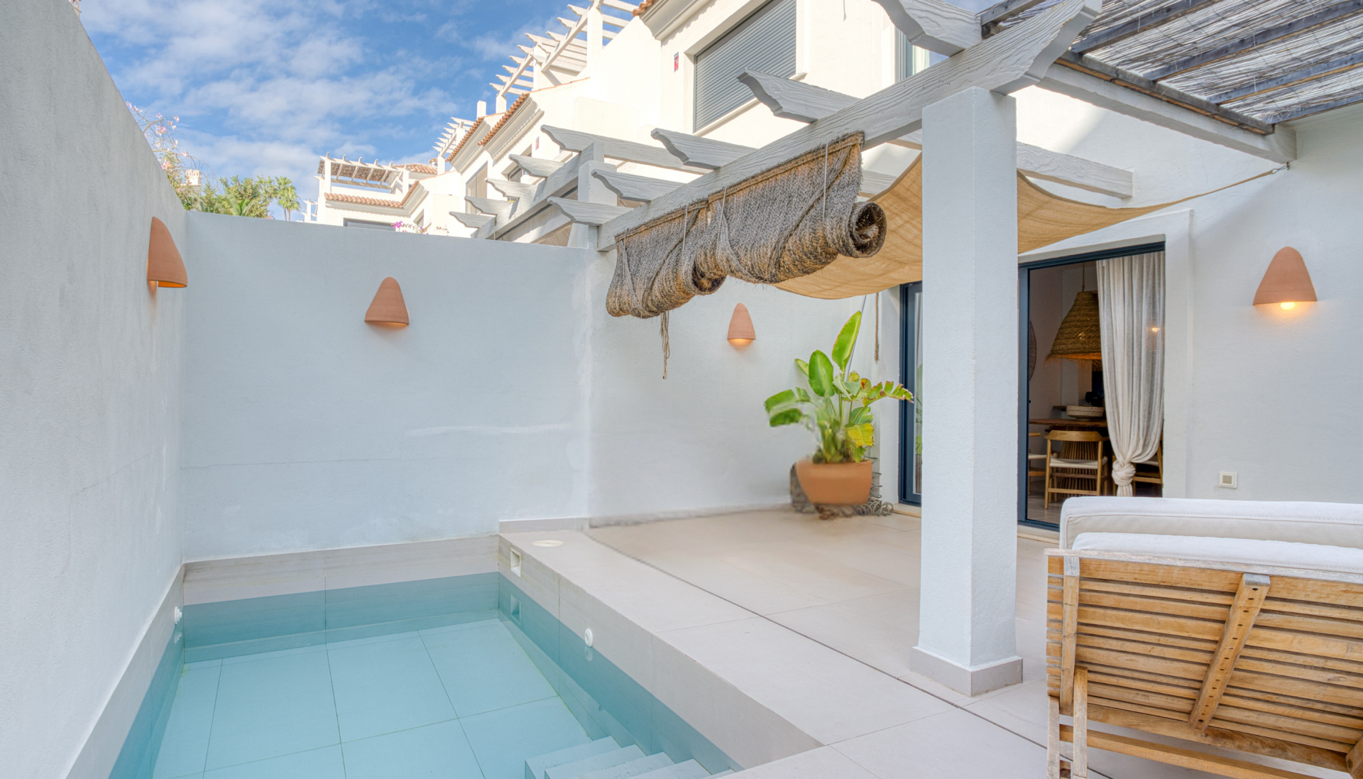 Elegantni tri loznice dum se nachazi v uzavrene komunite Agra Residencial Estepona