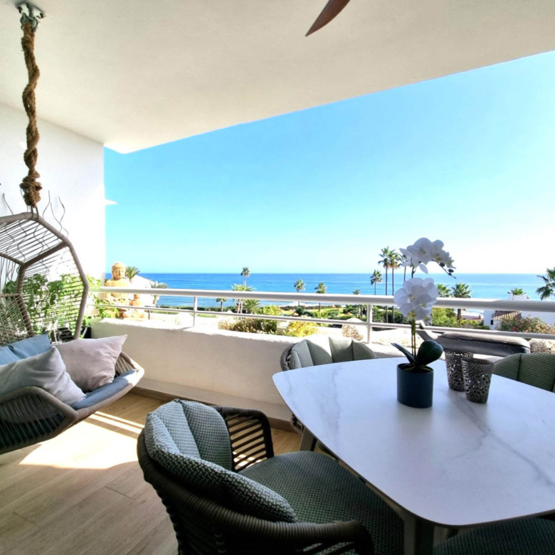Erleben Sie Küstenluxus in diesem außergewöhnlichen 70 m² großen Apartment mit 1 Schlafzimmer direkt am Strand, das sich in der prestigeträchtigen Gemeinde Miraflores an der Costa del Sol befindet.