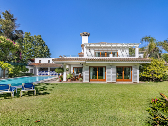 Exclusive Beachside Villa Just 100 Metres from the Sea | 1.983 m² Plot | New Golden Mile, Estepona