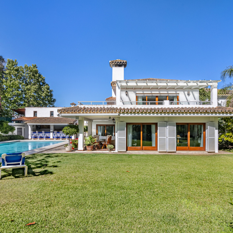 Exclusive Beachside Villa Just 100 Metres from the Sea | 1.983 m² Plot | New Golden Mile, Estepona
