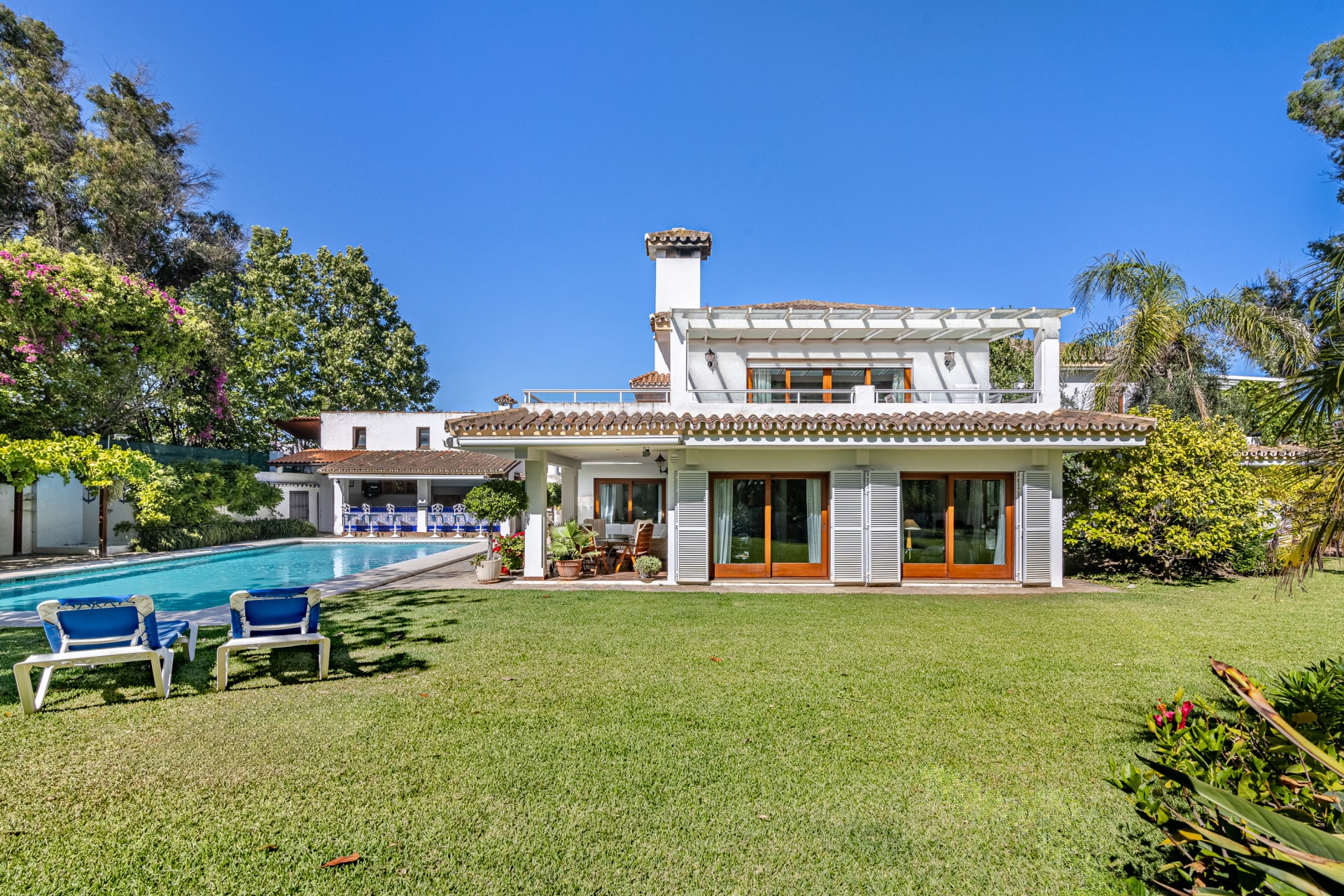 Exclusive Beachside Villa Just 100 Metres from the Sea 1.983 m² Plot New Golden Mile Estepona