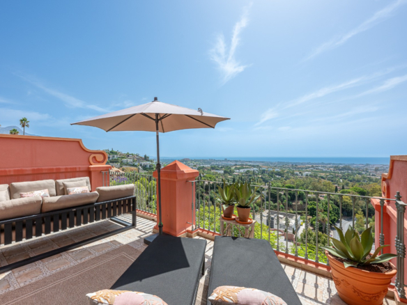Exclusive Duplex Reformed with Panoramic Sea Views in La Quinta, Benahavís