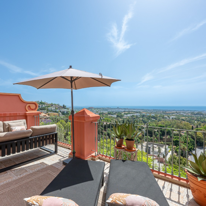 Exclusive Duplex Reformed with Panoramic Sea Views in La Quinta, Benahavís