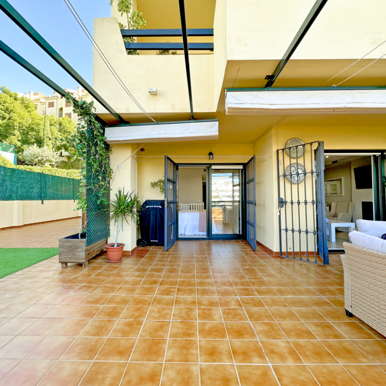 Exclusive renovated apartment with a large terrace and panoramic views in Las Joyas, Estepona