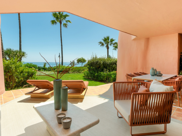 Exklusive Erdgeschosswohnung direkt am Strand in Menara Beach, Estepona