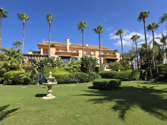Exklusive Luxus-Erdgeschosswohnung mit Garten in erster Strandreihe von Puerto Banús.