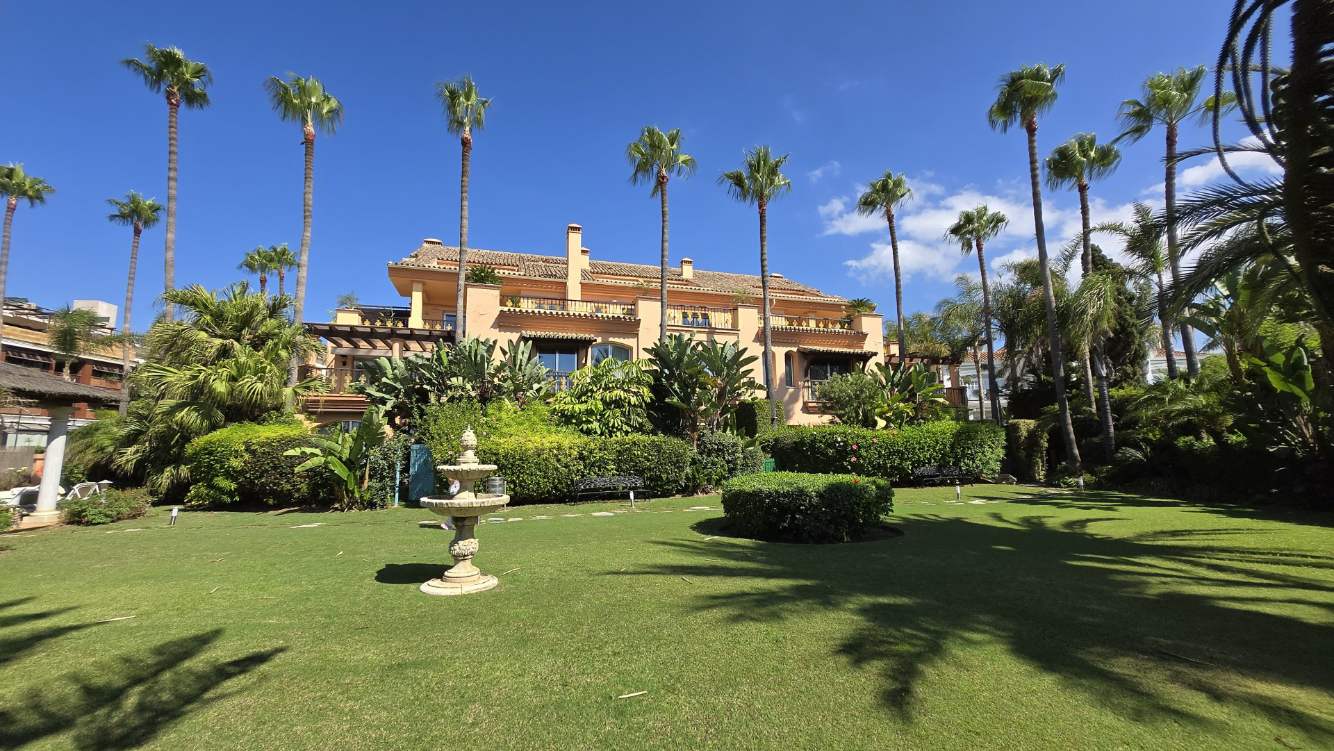 Exklusive Luxus-Erdgeschosswohnung mit Garten in erster Strandreihe von Puerto Banús.