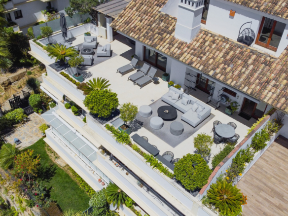 Exklusives Duplex-Penthouse an der Goldenen Meile von Marbella mit Panoramablick auf das Meer und La Concha, großen Terrassen und Spitzenlage in der Nähe von Puente Romano