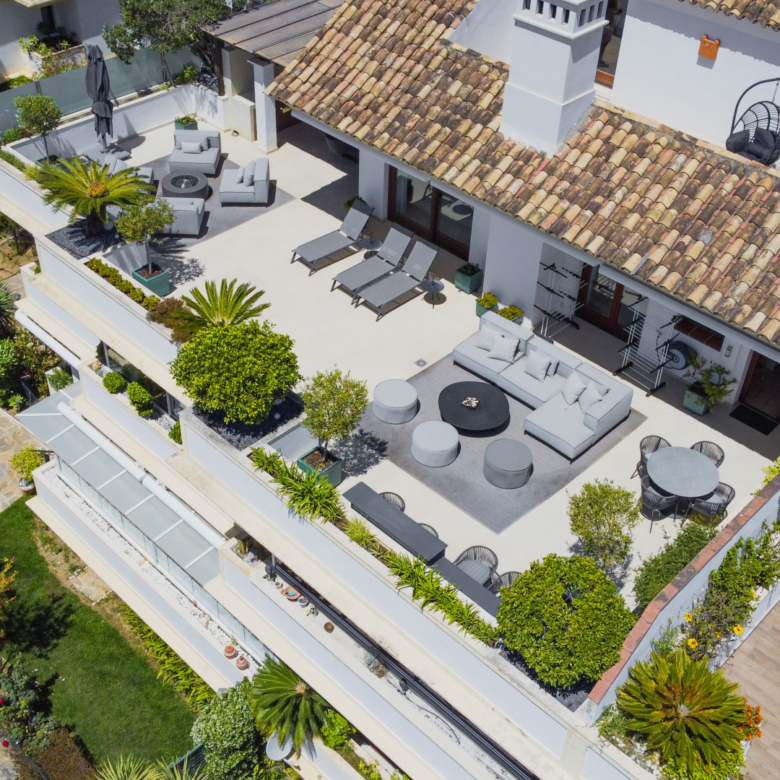 Exklusives Duplex-Penthouse an der Goldenen Meile von Marbella mit Panoramablick auf das Meer und La Concha, großen Terrassen und Spitzenlage in der Nähe von Puente Romano