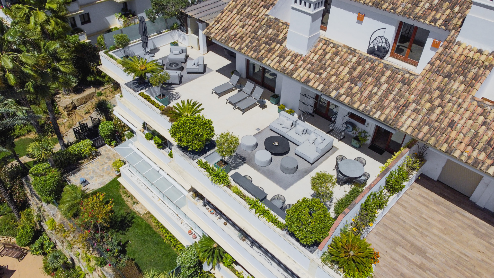 Exklusives Duplex-Penthouse an der Goldenen Meile von Marbella mit Panoramablick auf das Meer und La Concha, großen Terrassen und Spitzenlage in der Nähe von Puente Romano