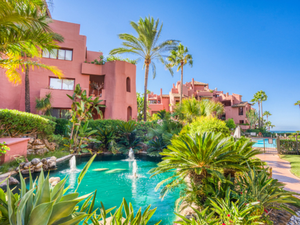 Fantastické jihozápadně proti třípokojové duplexní byt se nachází v prestižní Gate Beachfront komunita Menara Beach, Estepona