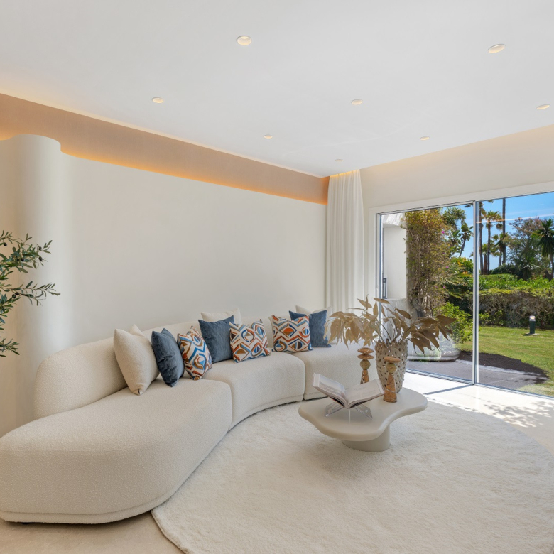 Frontline Beach Apartment with Direct Sea Access