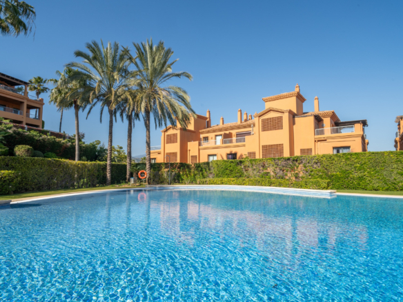 GROUND FLOOR WITH PRIVATE GARDEN IN FRONT OF BENATALAYA SCHOOL