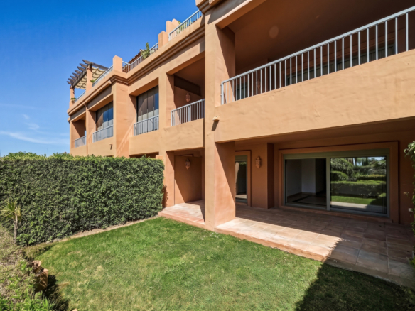 GROUND FLOOR WITH PRIVATE GARDEN IN FRONT OF BENATALAYA SCHOOL