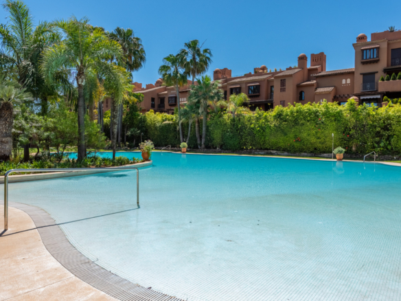 Großzügige Erdgeschosswohnung in Alhambra del Golf – Erstklassige Lage am Strand in Casasola
