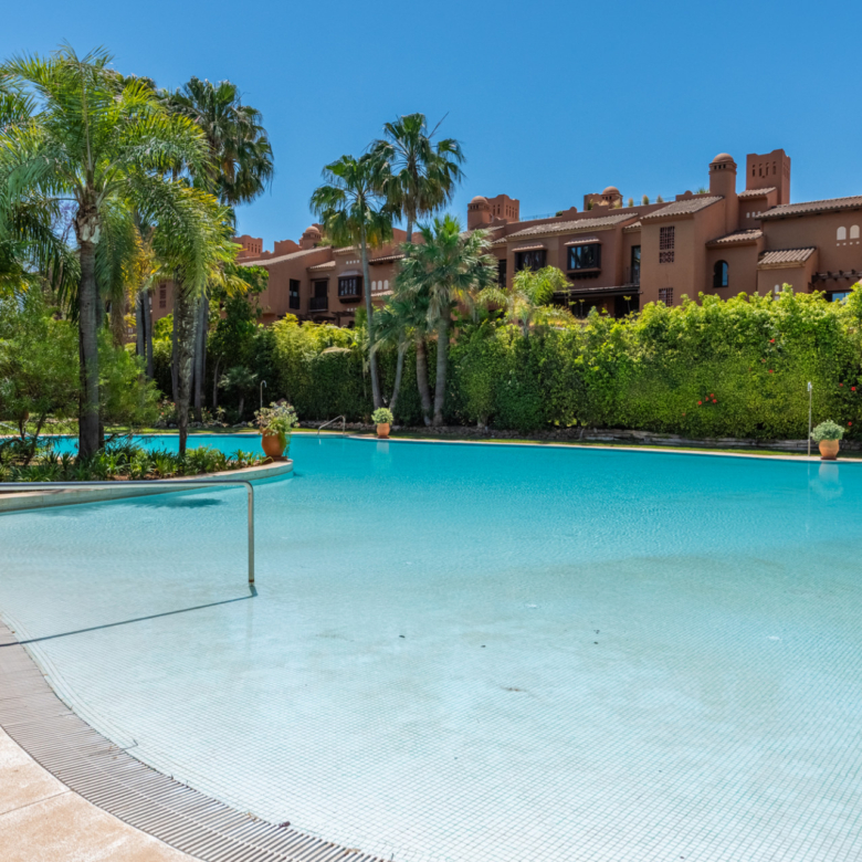 Großzügige Erdgeschosswohnung in Alhambra del Golf – Erstklassige Lage am Strand in Casasola
