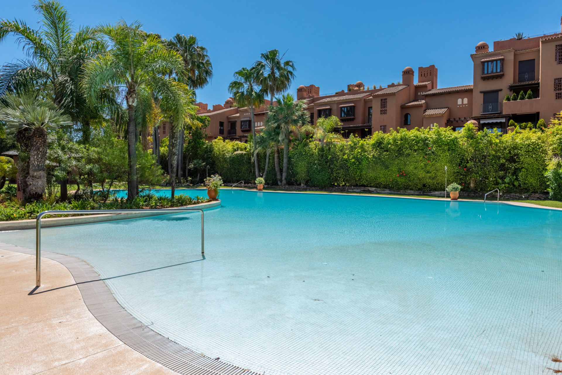 Groszugige Erdgeschosswohnung in Alhambra del Golf – Erstklassige Lage am Strand in Casasola