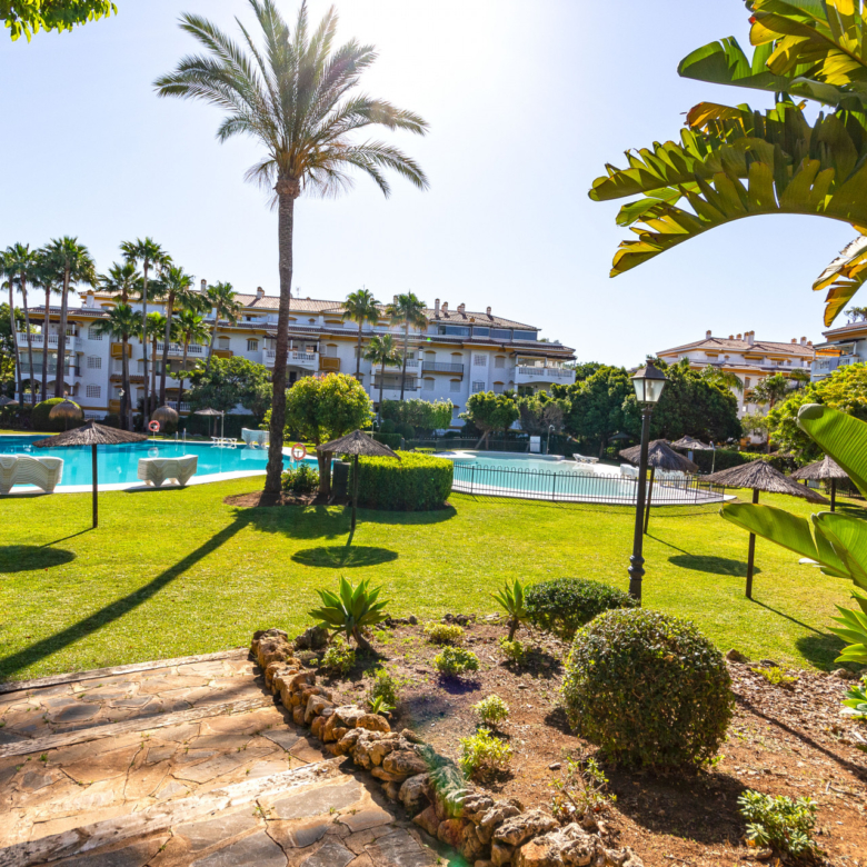 Ground floor flat for & rent with private garden, Dama de Noche