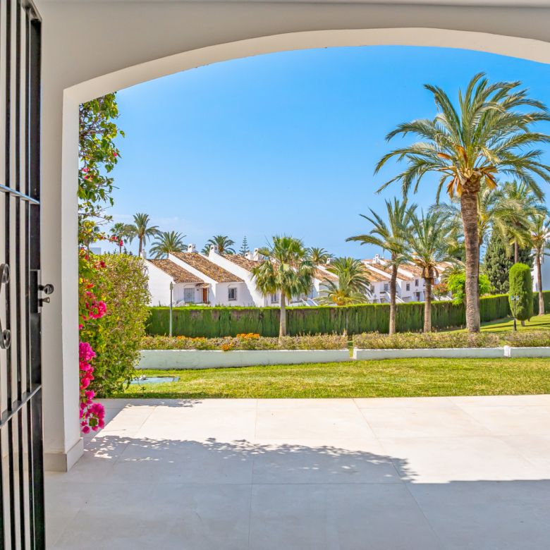 Helle, moderne 3-Zimmer-Wohnung im hochbegehrten Urb. Malambo, Nueva Andalucía, Marbella, bietet stilvolles Wohnen in einer erstklassigen Lage in der Nähe aller Annehmlichkeiten und Puerto Banús.