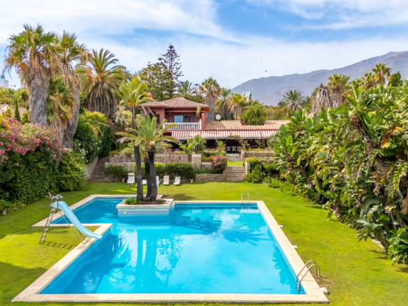 IKONISCHE STRANDVILLA MIT UNVERGLEICHLICHEM POTENZIAL IN ESTEPONA