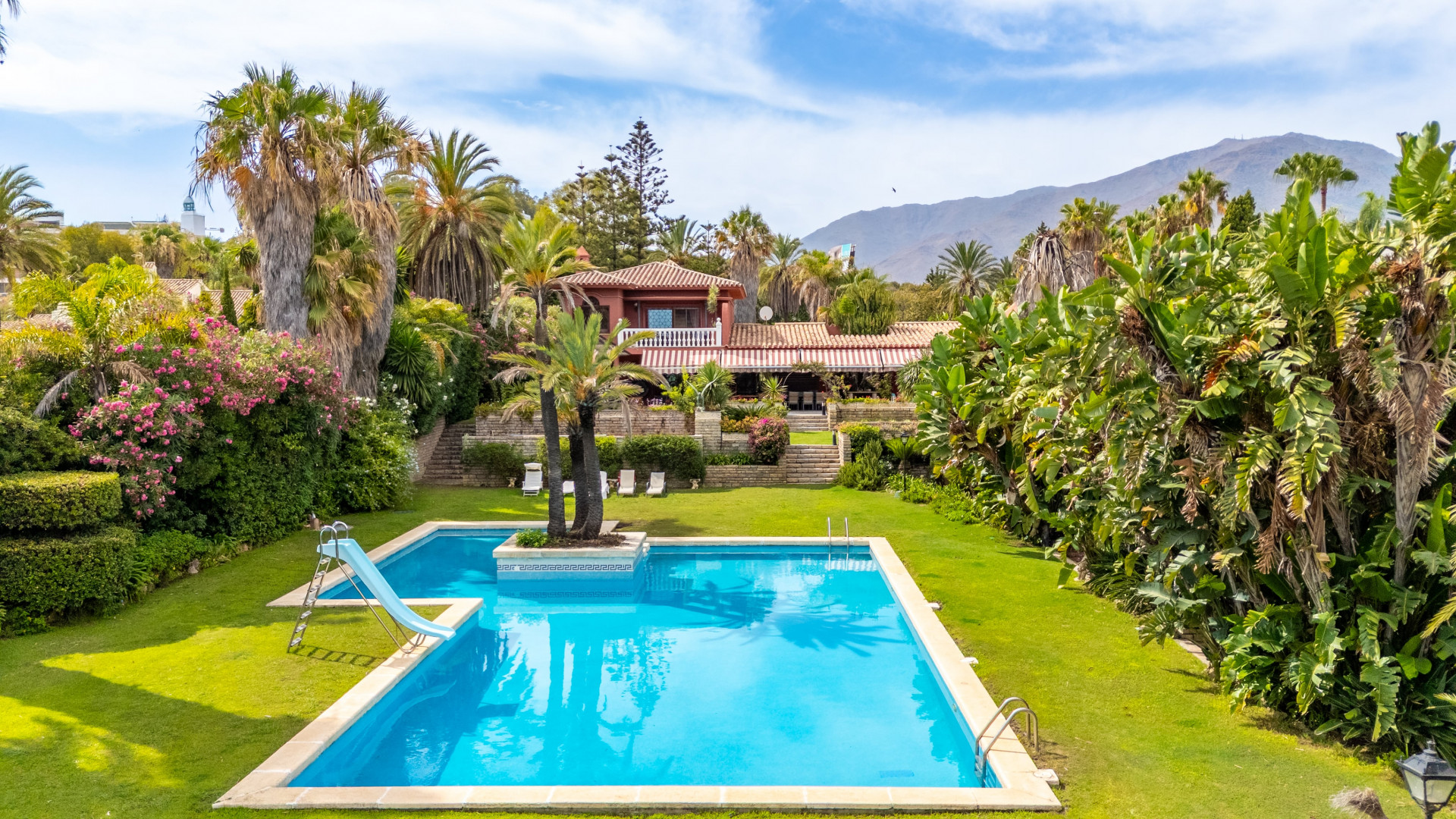IKONISCHE STRANDVILLA MIT UNVERGLEICHLICHEM POTENZIAL IN ESTEPONA