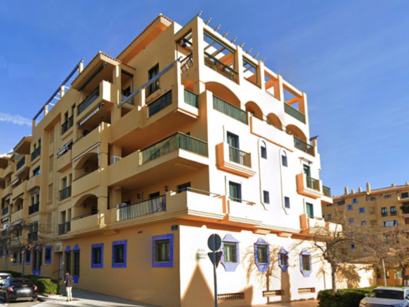 Immaculate Apartment in the Prestigious Los Almendros