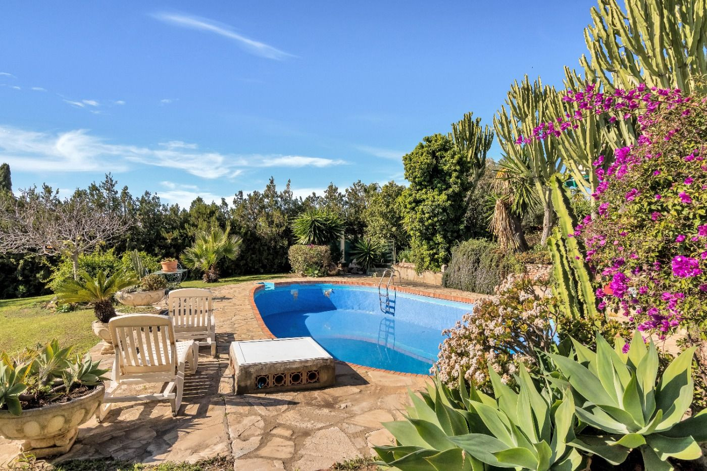 Investment opportunity: two “sister” houses with large garden in Atalaya Golf, Estepona.