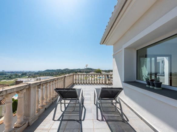 Kleine Villa mit Panoramablick in Jardines del Águila