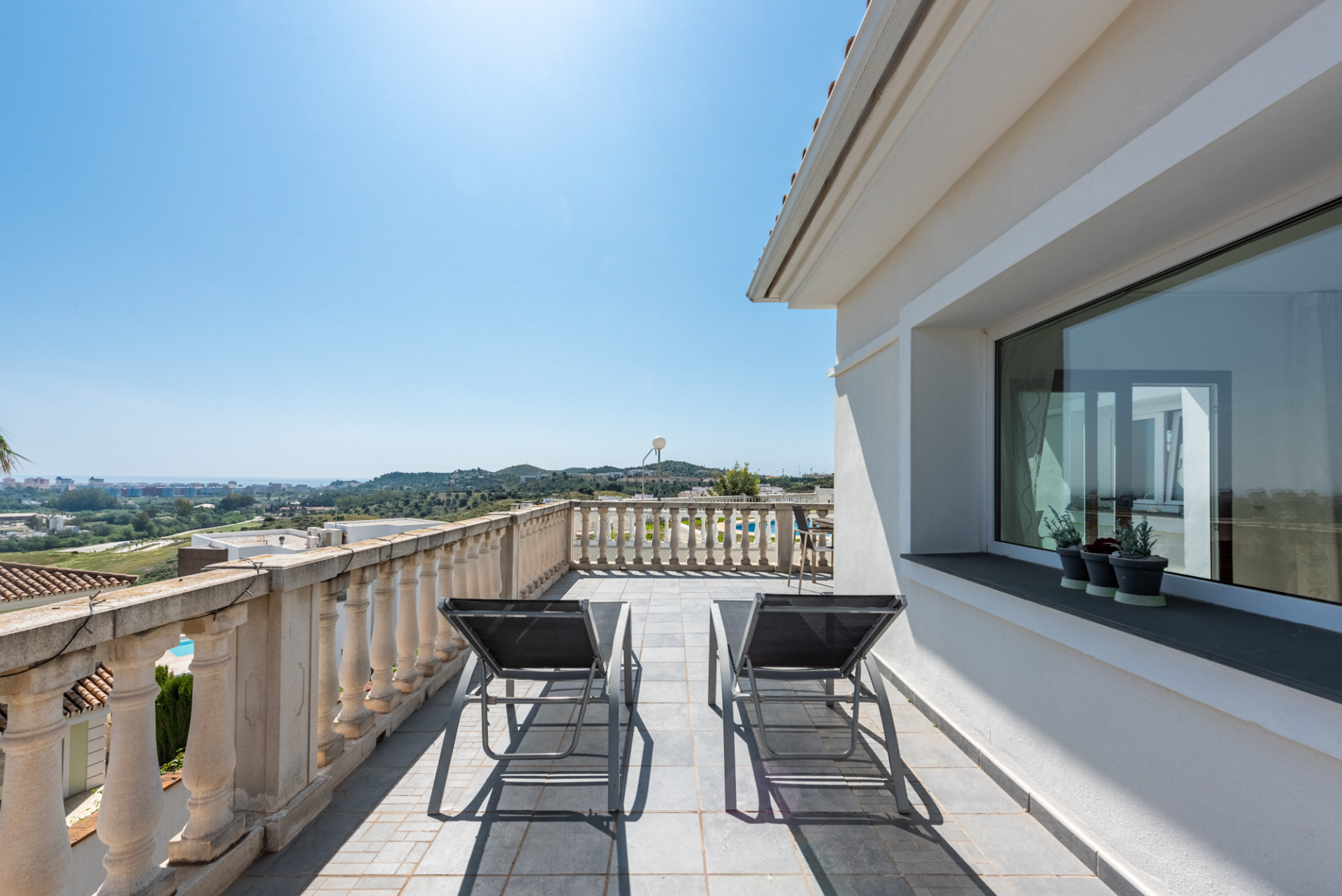 Kleine Villa mit Panoramablick in Jardines del Águila