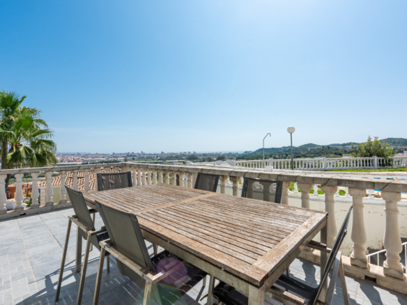 Kleine Villa mit Panoramablick in Jardines del Águila